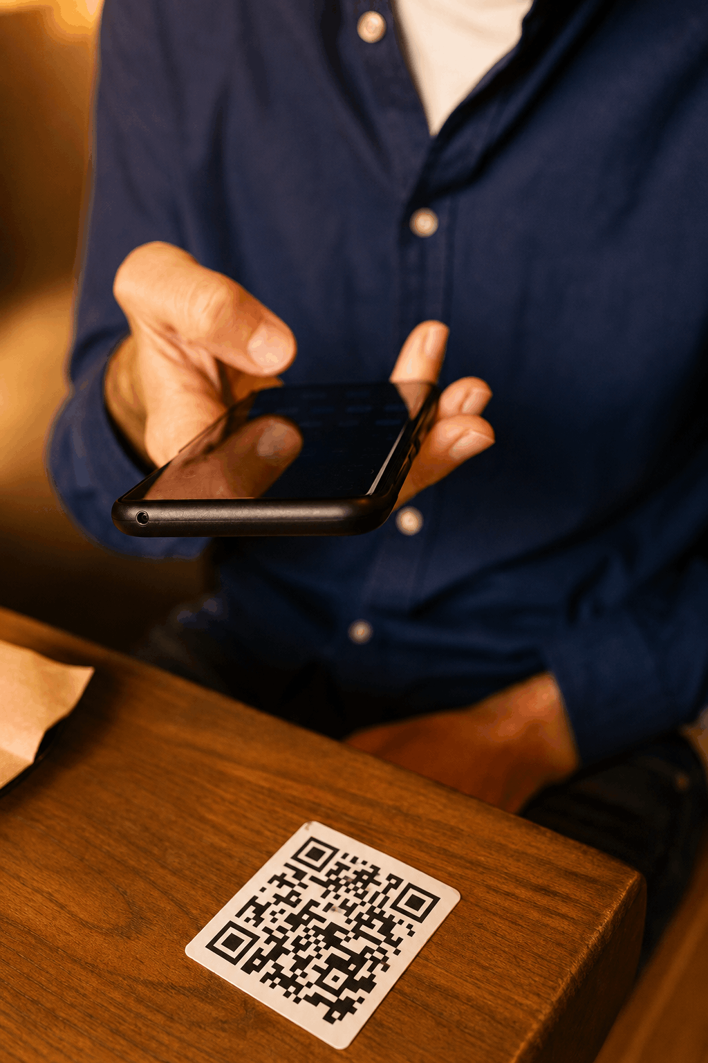 Сканиране на QR меню на маса